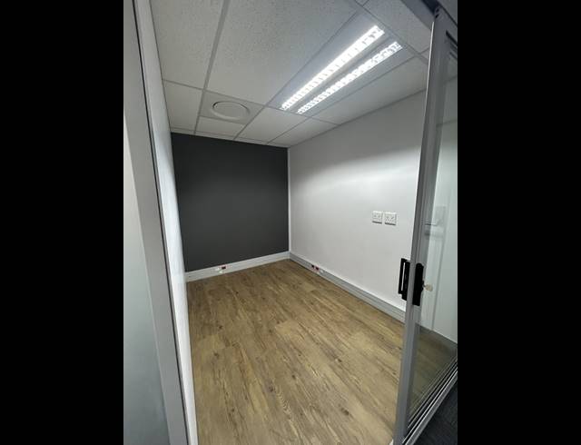 160M² BUILDING TO LET IN TYGER VALLEY